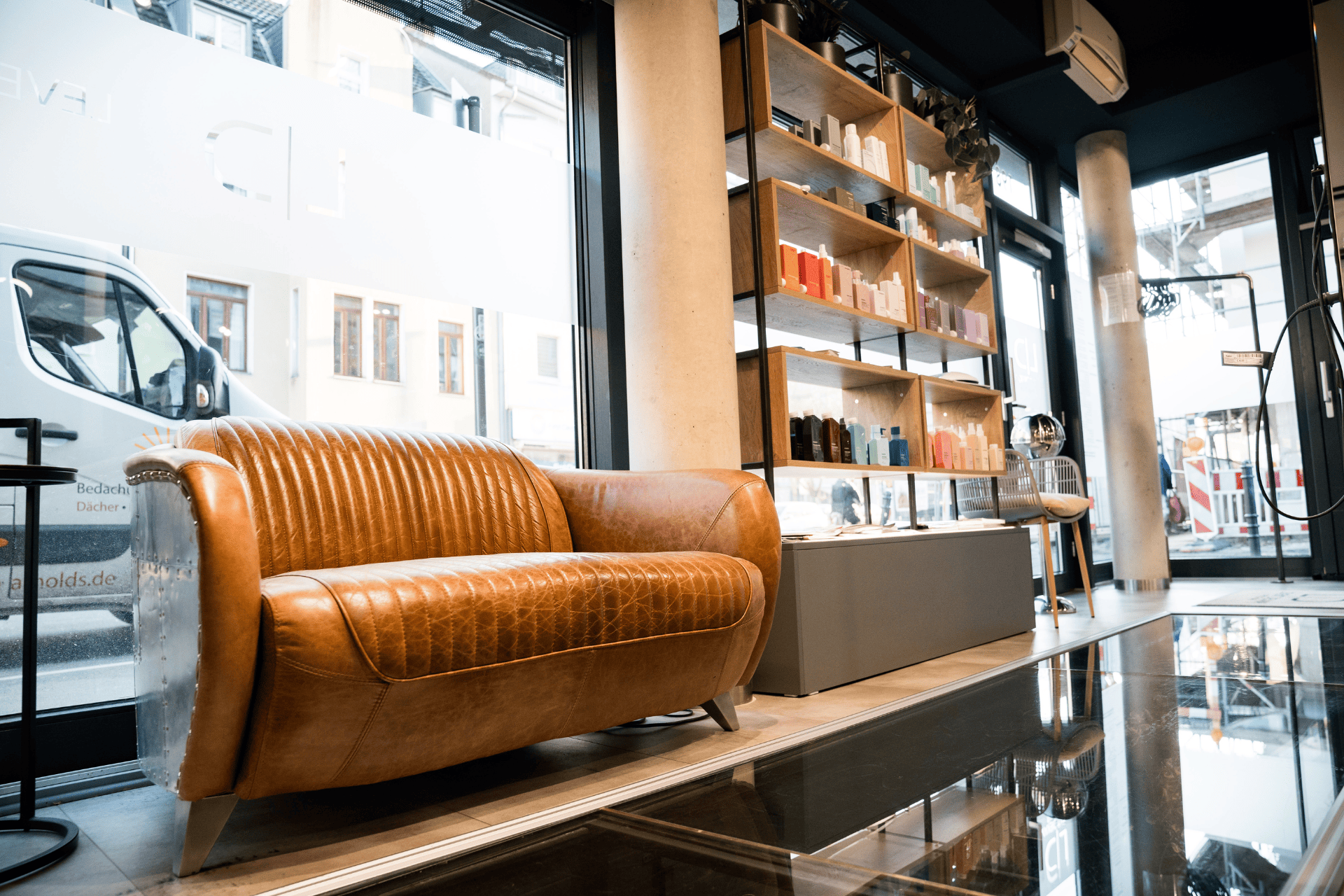 Friseursalon Levent Diekamp Wartebereich mit Vintage-Couch